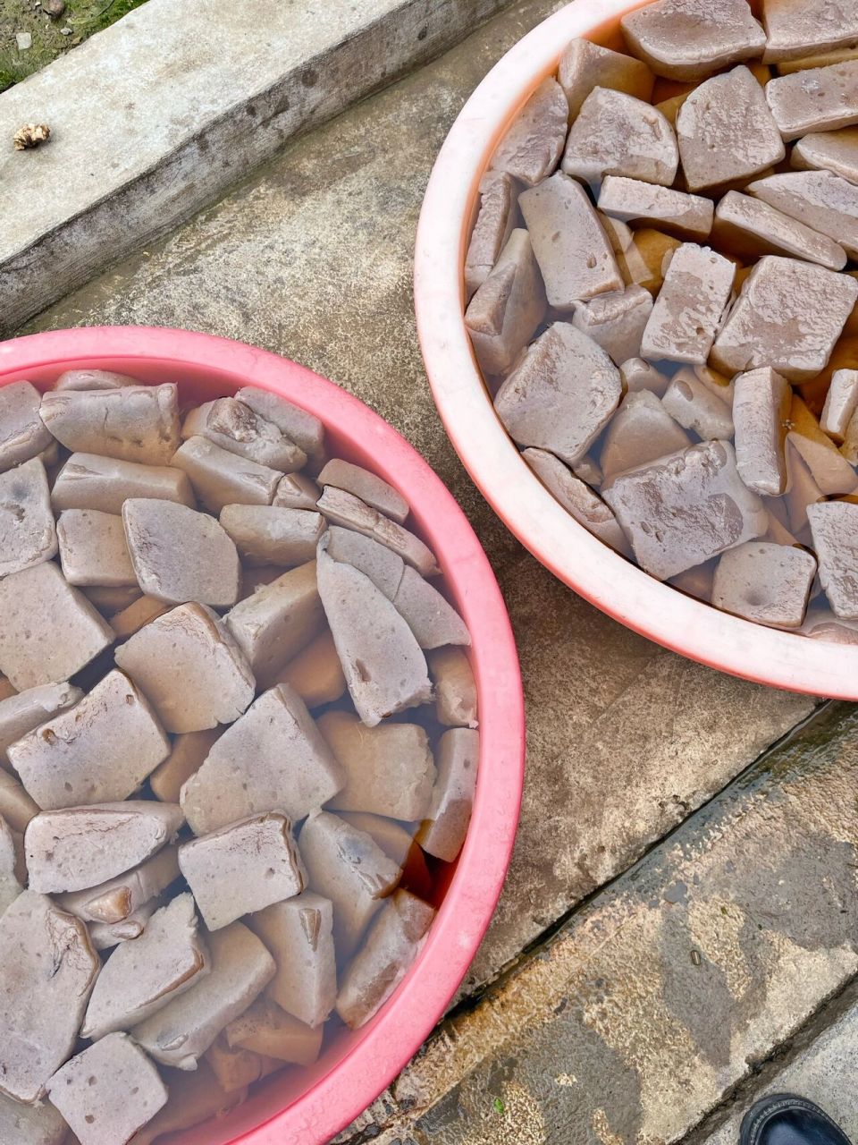 咱们得魔芋豆腐现磨现发,魔芋已经接近尾声了,喜欢吃咱家手工柴火