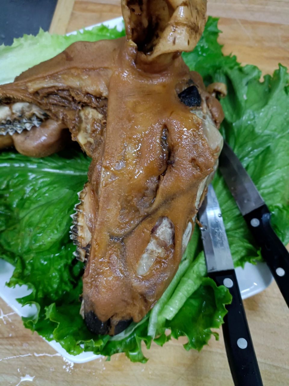 羊头洗净下锅或配卤汁汤料卤煮,可整的手把羊头也可配上蒜汁做成羊头