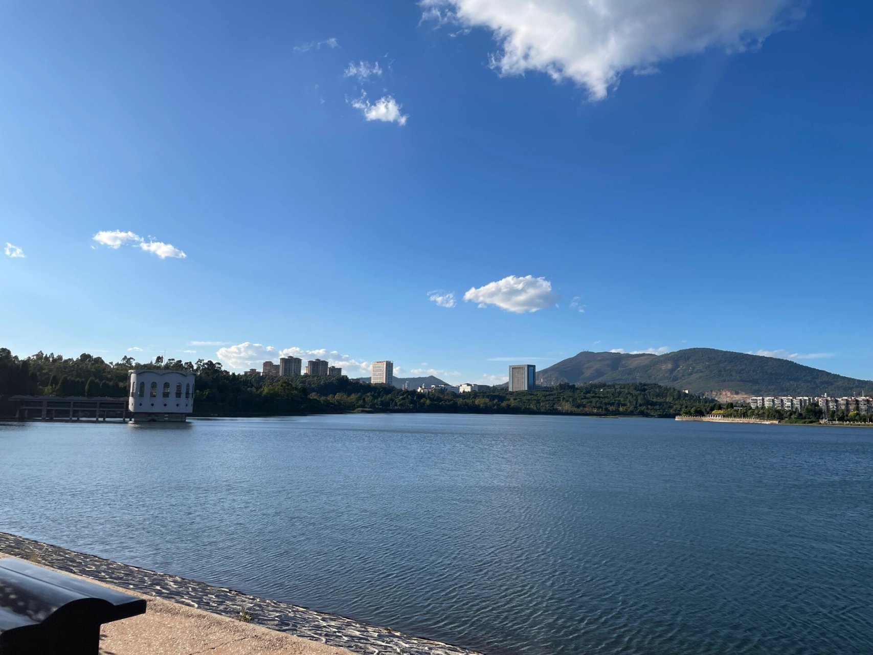 昆明出发半小时,遛狗好去处 安宁宁湖公园 	 公园很大,风景漂亮,湖水