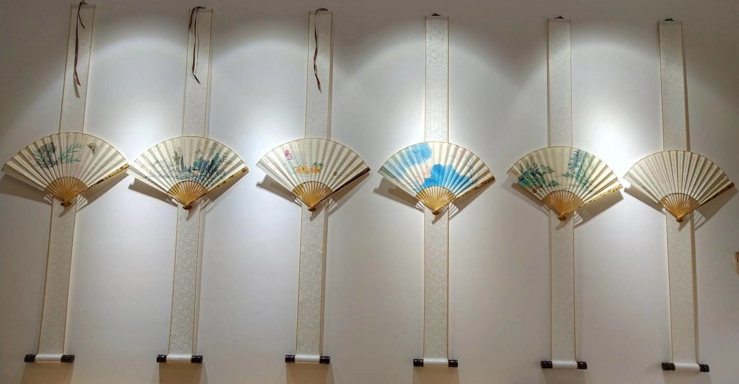 收藏 自己收藏的扇子自己画上画自己做了个扇墙[害羞][害羞][害羞]