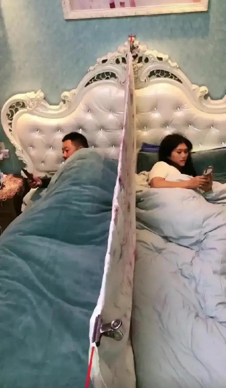 据说这是很多中年夫妻的现状:同床异梦.身在咫尺心在天涯.