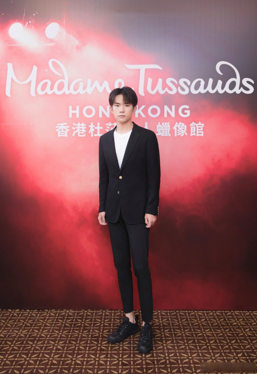 上海杜莎易烊千玺双蜡像# 易烊千玺:出去,你个假粉丝[捂脸]