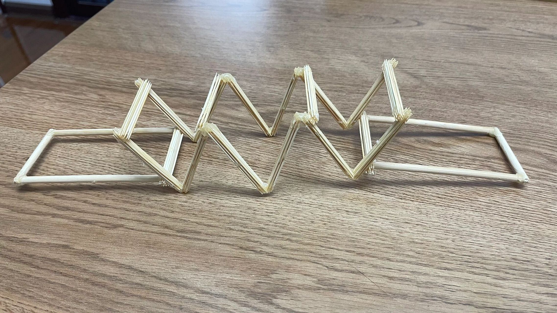 牙签桥 为了让四年级的小学生了解三角形的稳定性,估计每个学校都得