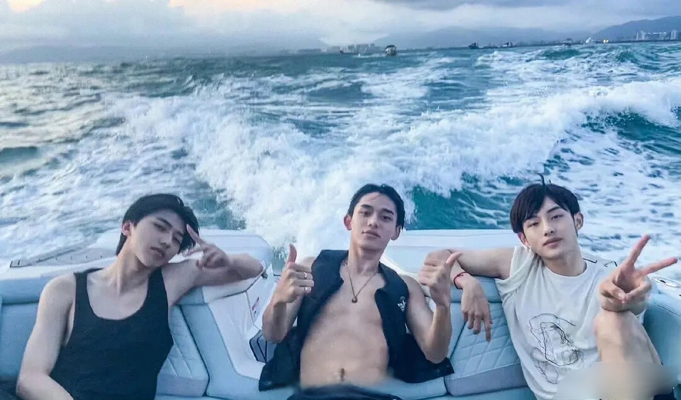 蔡徐坤,黄旭熙,董思成同框,又一张无人生还的合影