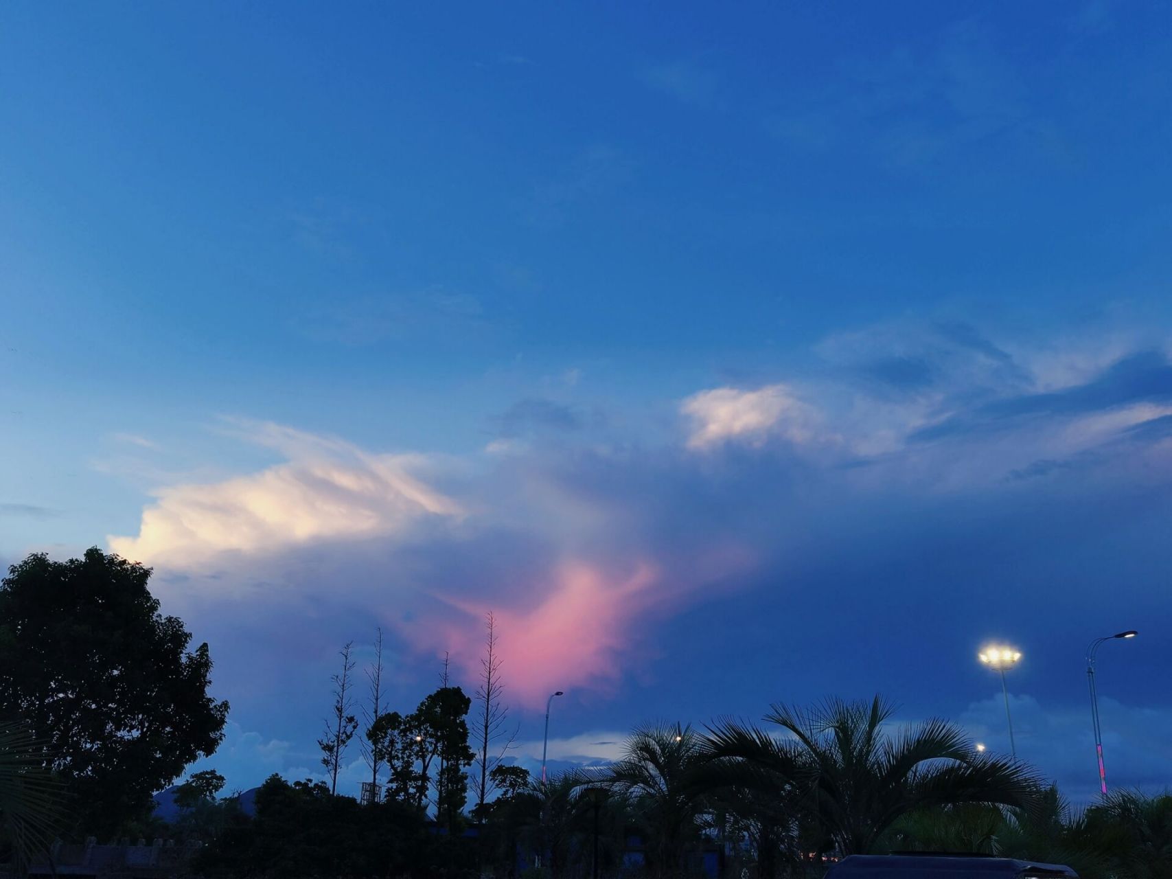 傍晚到的白沙湾沙滩公园,正好赶在夕阳快落时,天空好美啊,公园