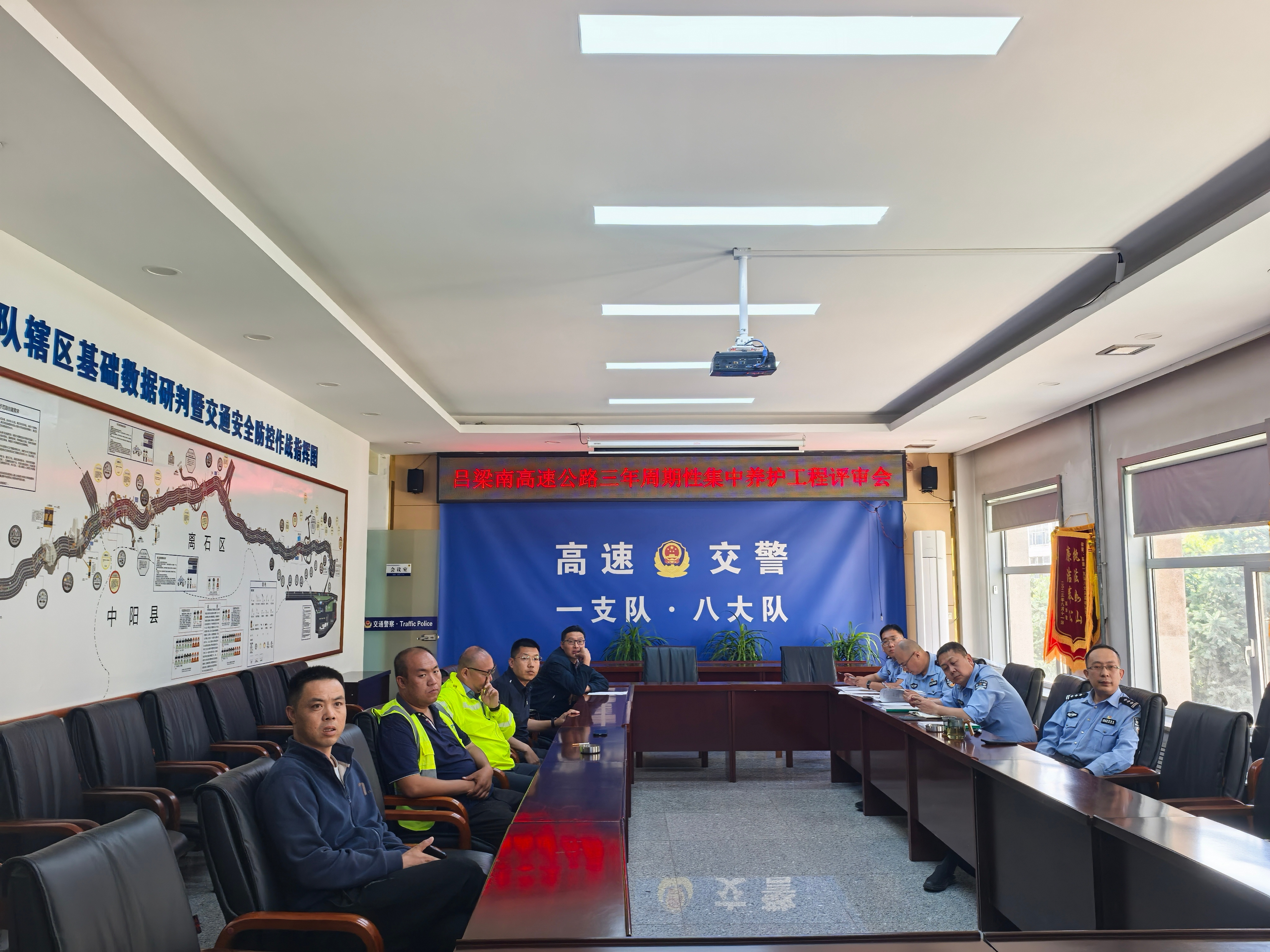 6月4日,高速一支队八大队组织吕梁南公司养护部门及施工方等相关单位
