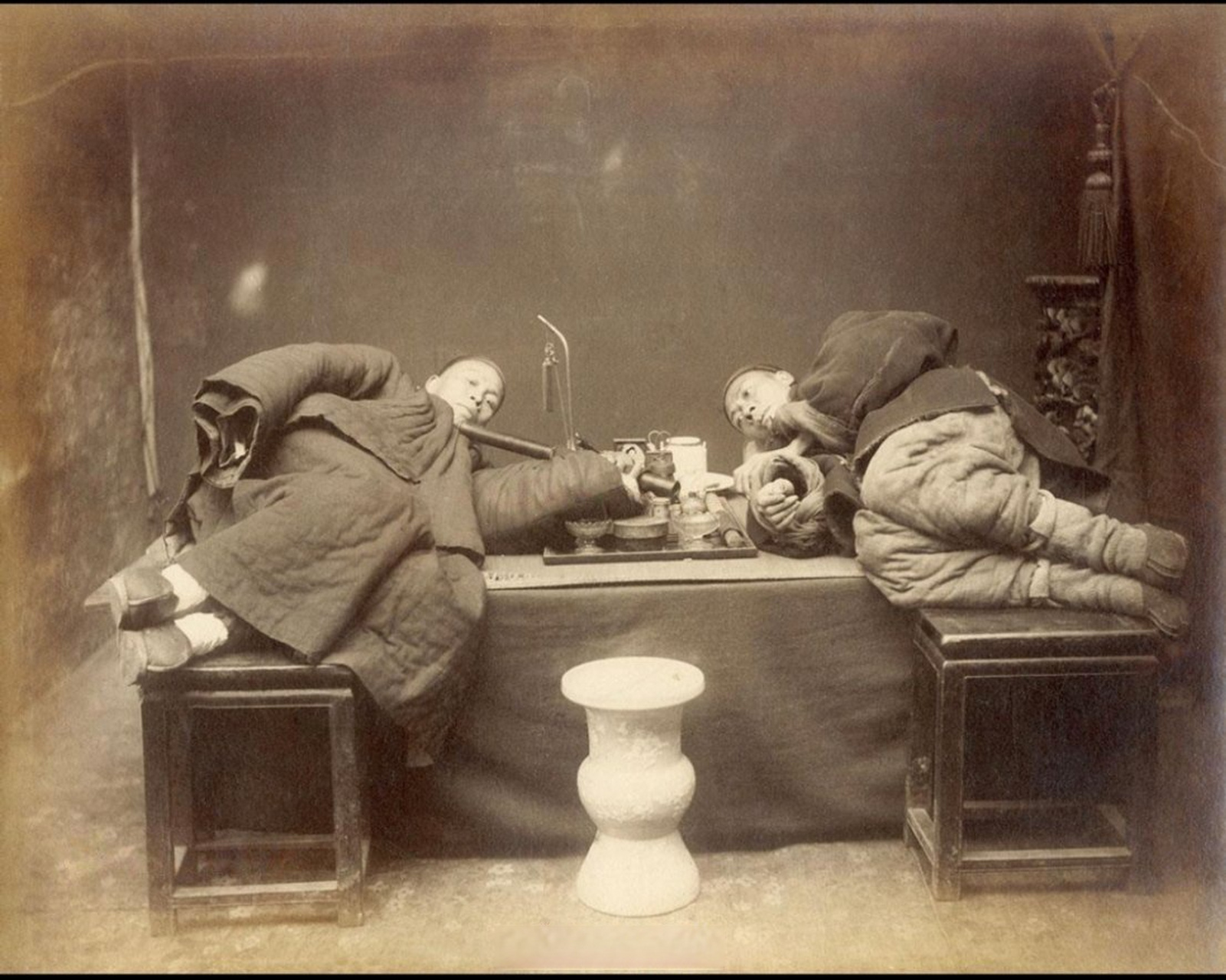 1897年,晋江,躺在炕床上抽鸦片的两个大烟鬼.