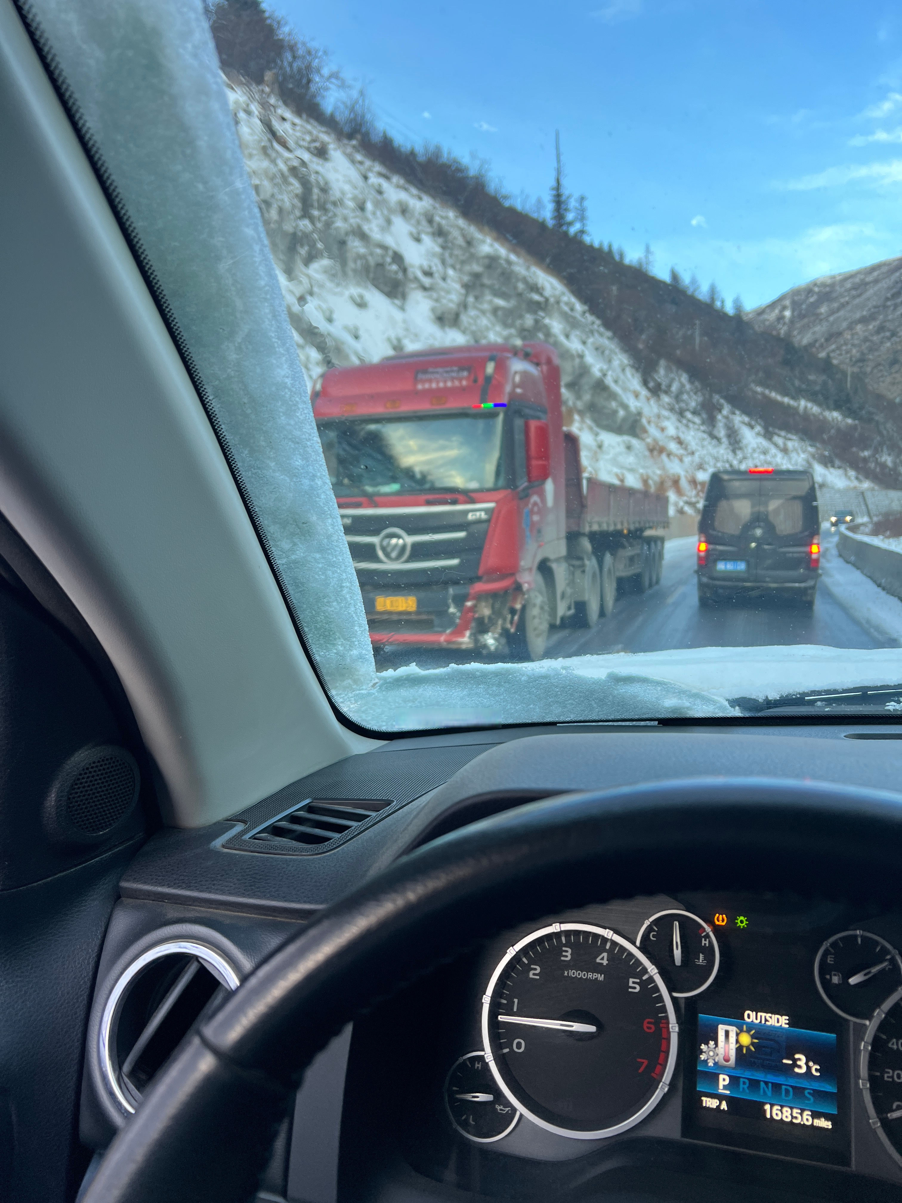 人心应该总是善良的,出发不到一个小时,就被一辆大