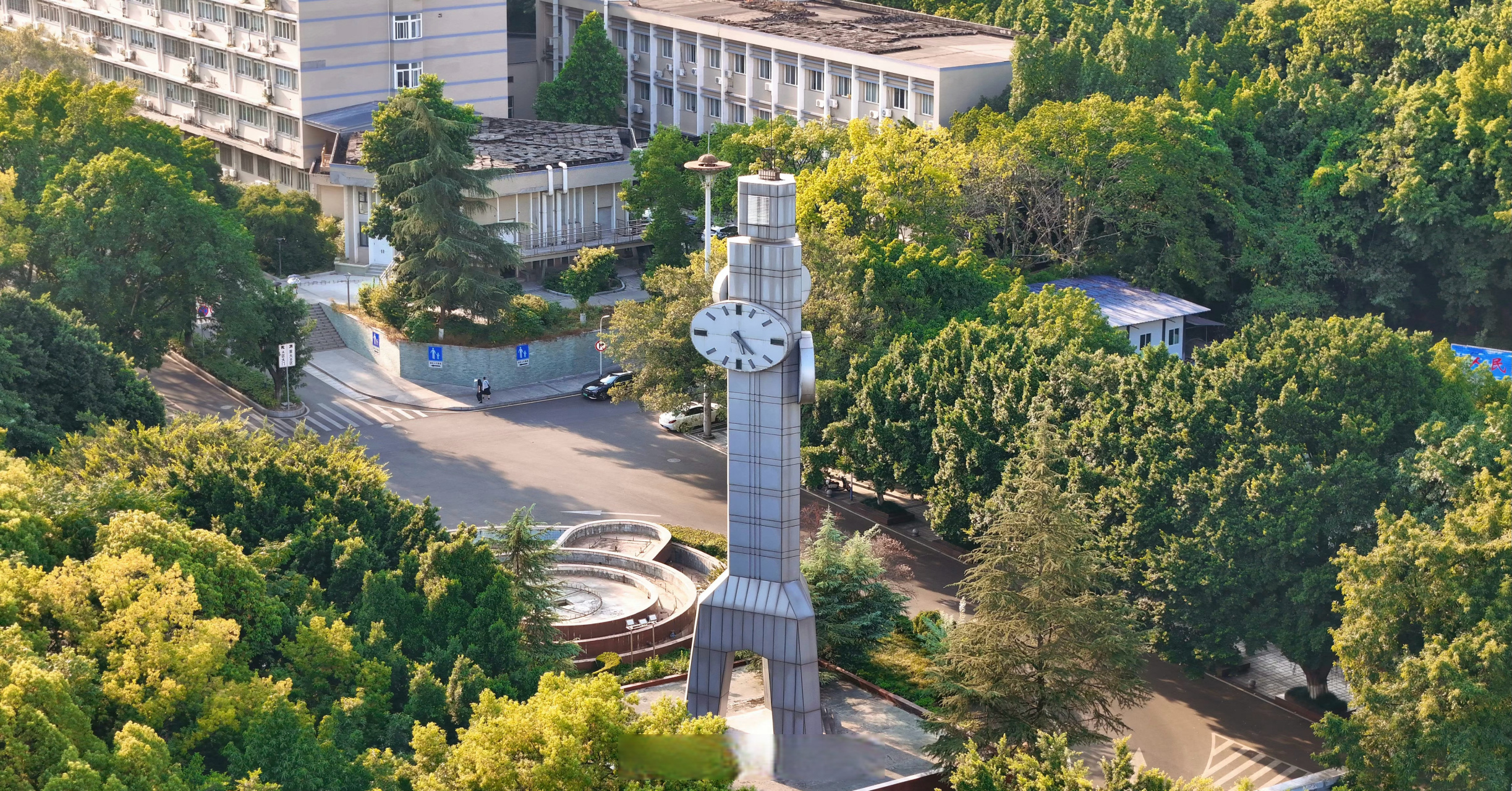 重庆大学94岁生日快乐 扎根巴渝,开拓创新. 地据两江,声扬四海.