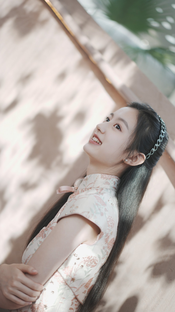 裴佳欣旗袍穿搭组图,14岁的小姐姐,太成熟了吧