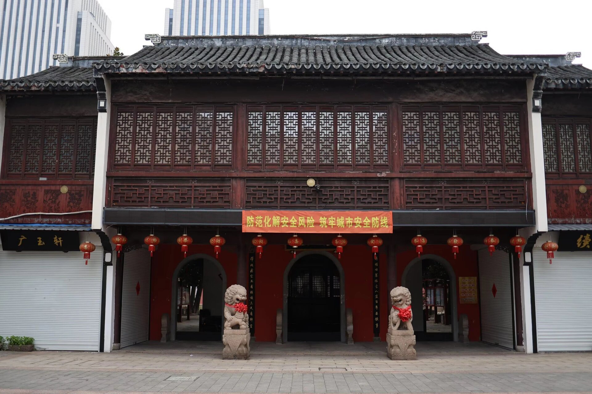 庙中庙·府庙 府庙,即湖州城隍庙,位于湖城北街北侧,始建年代不晚于五