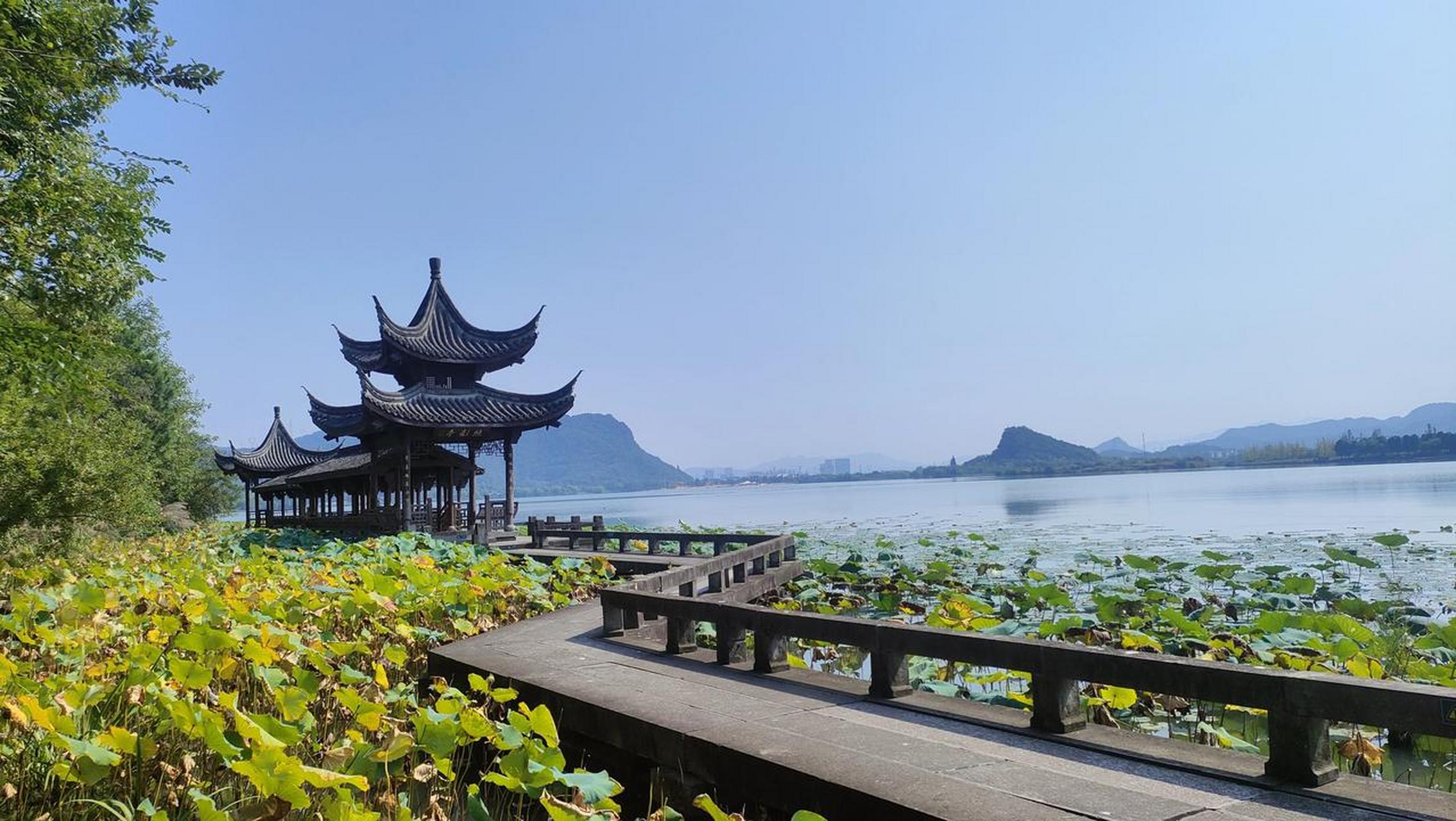 秋日生活打卡季湘湖公园湖边美景