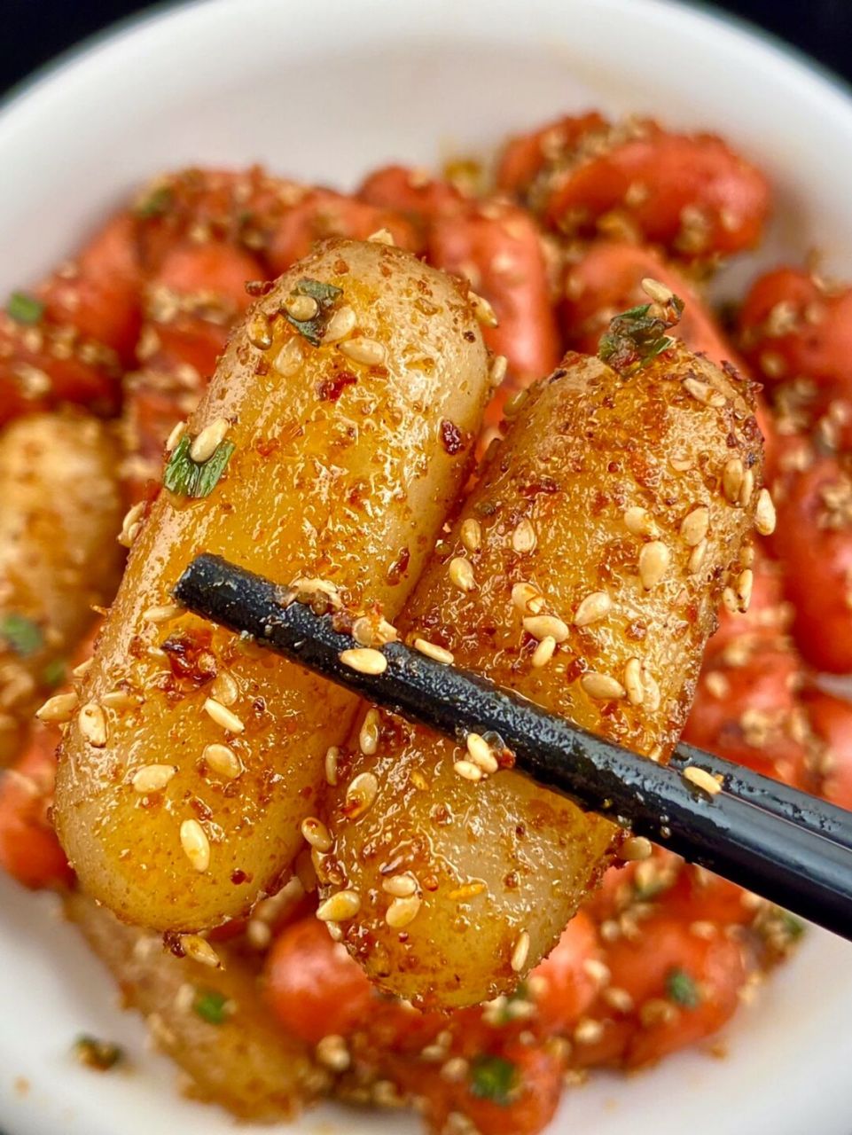 今天给大家分享一道特别过瘾的香辣孜然火腿年糕,真的好吃到哭,年糕外