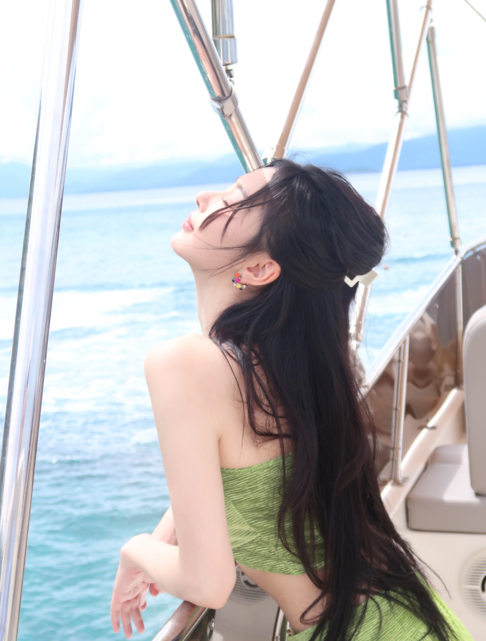 孔雪儿绿色泳装美照图集,快乐的出海照,甜美迷人