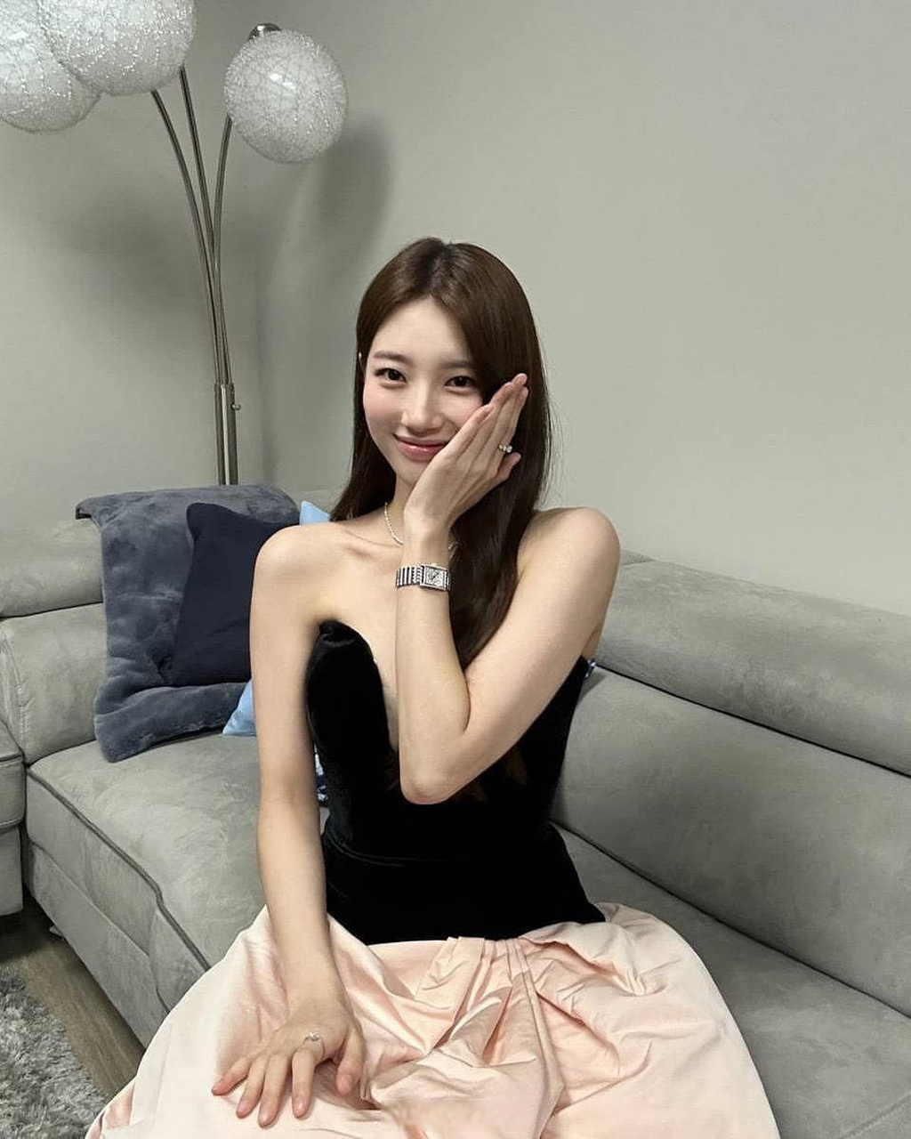 裴秀智气质干净到连穿深v露胸也不觉得在擦