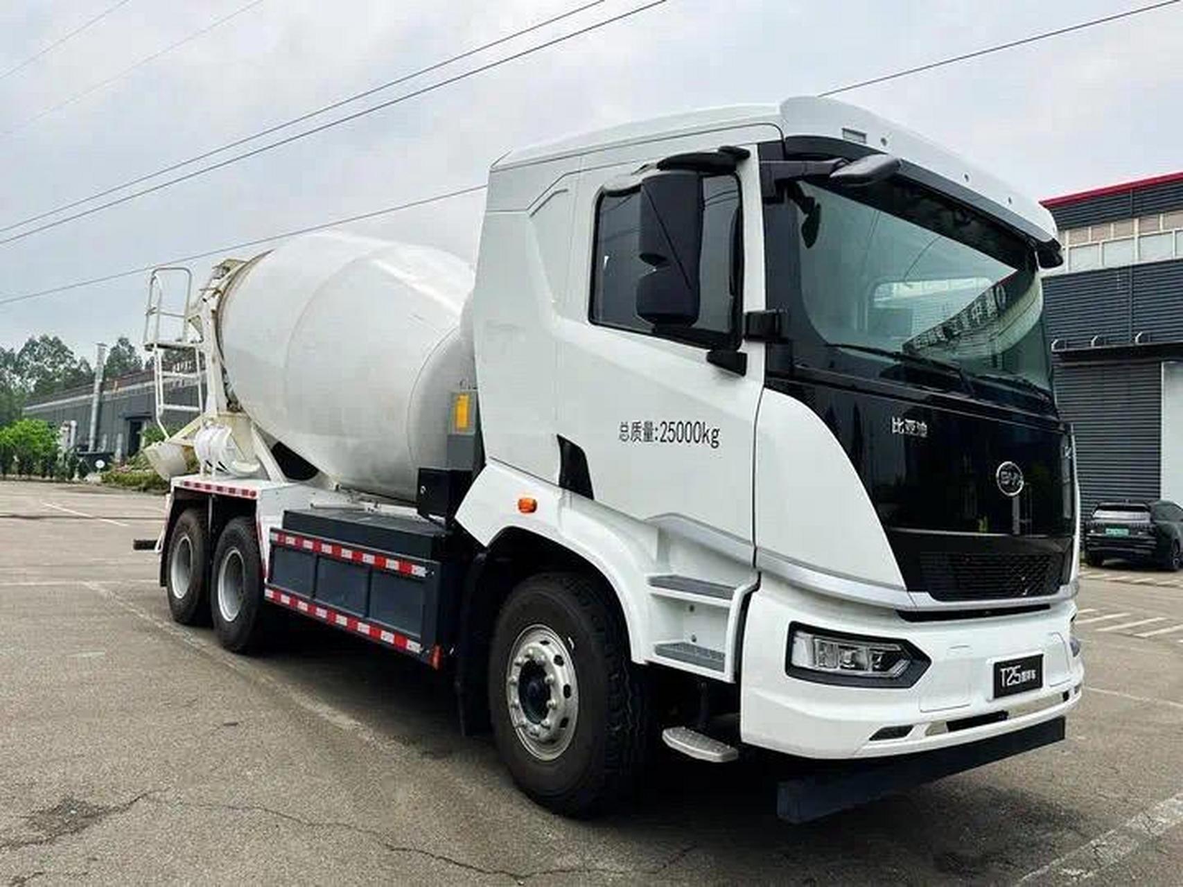 搭载比亚迪刀片电池的纯电动工程车t25,t31系列重磅亮相,四款车"佩刀