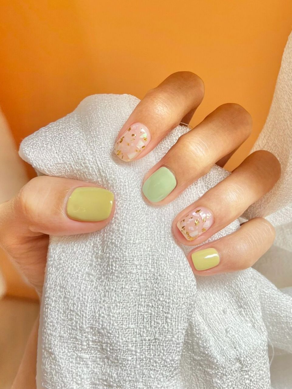 每次都让美甲师帮忙挑显白的颜色, 这款黄皮9315哟.