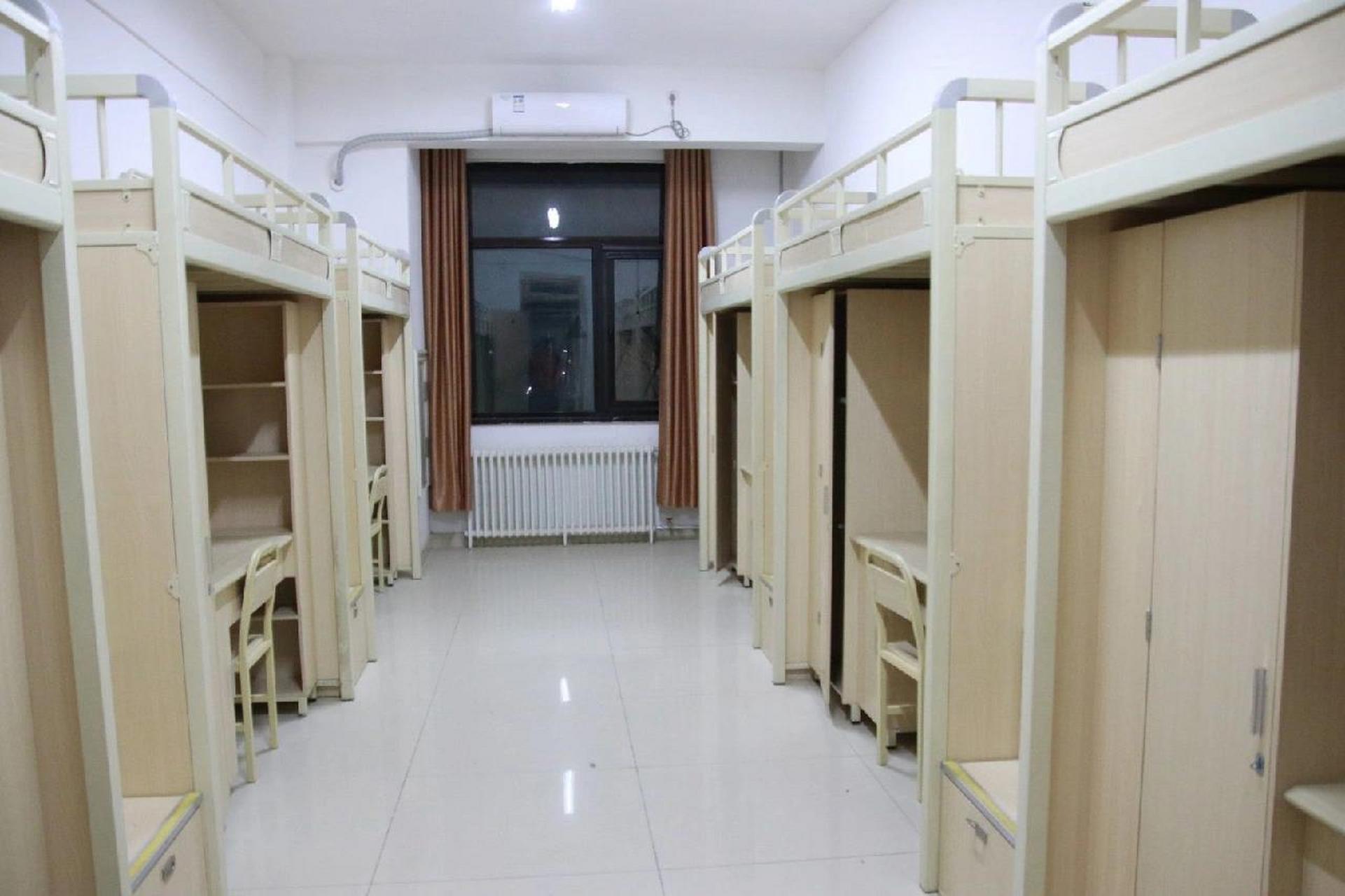 郑州商学院——宿舍篇 商学院宿舍6人间4人间都有,宿舍上床下桌有空调