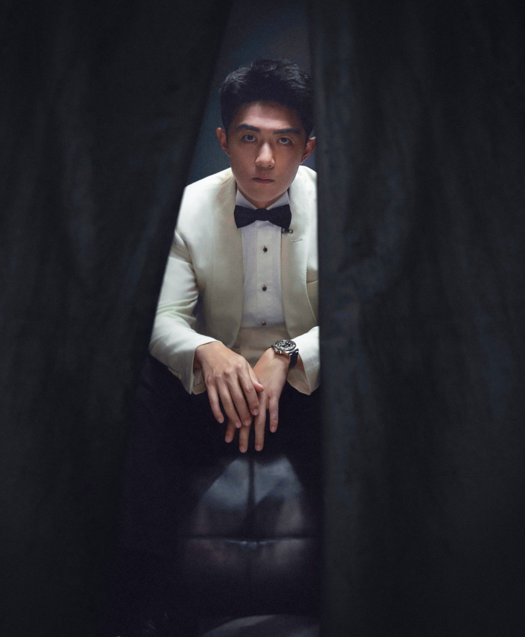 李泽锋超话 优雅从容,隔绝前台喧嚣 蓄势待发,静候"王牌"出场 今晚20