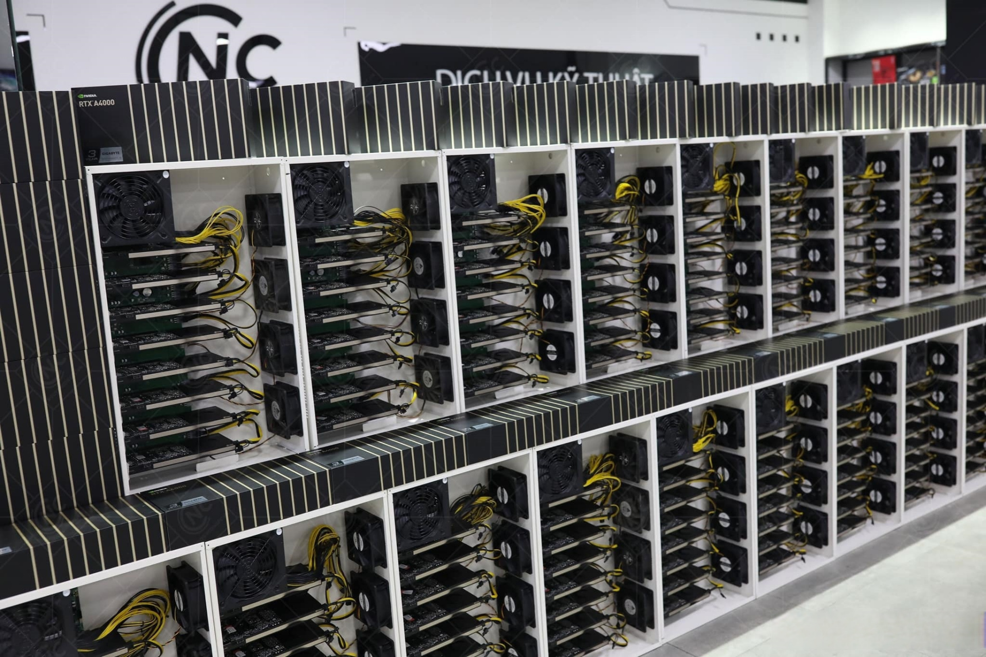 一位越南人赫然晒出了自己打造的"矿场",所有显卡居然是面向专业图形