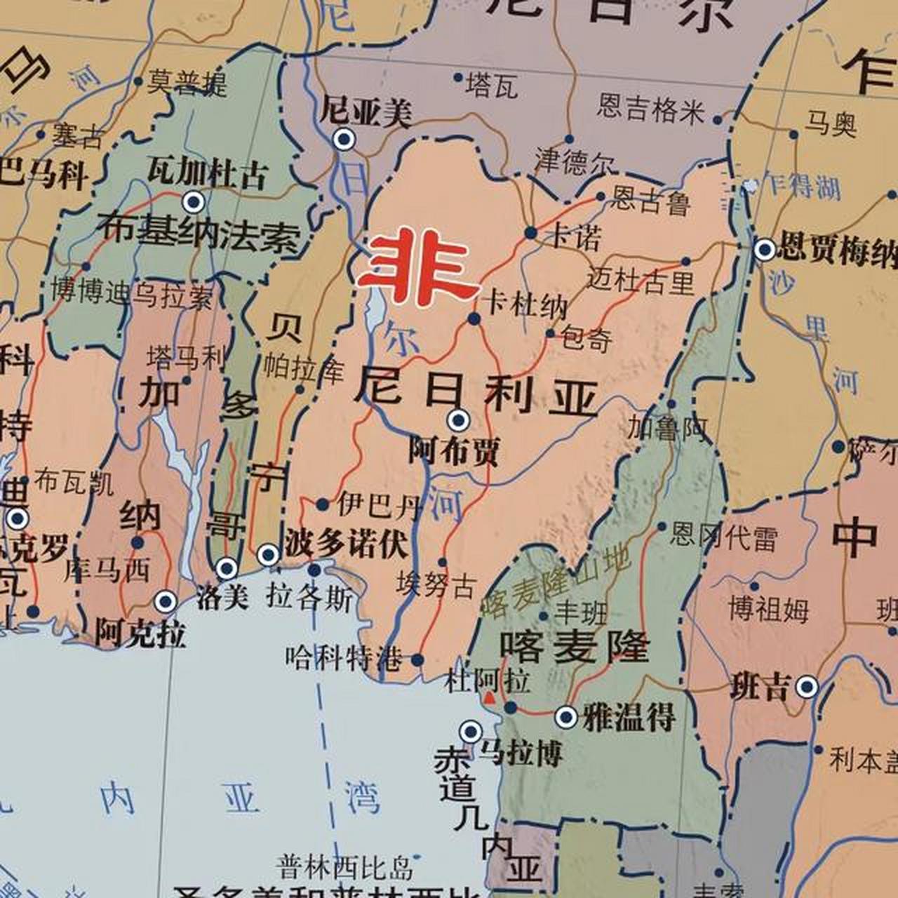 非洲西部的贝宁和多哥很憋屈,被邻国夹的好瘦啊,海岸线也很短.