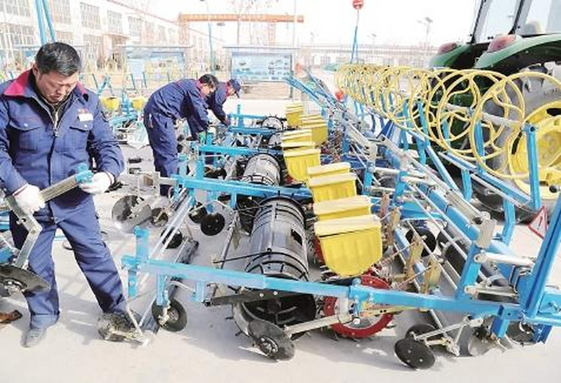 1月12日,新疆天诚农机具制造有限公司几名工人在组装棉花精量播种机