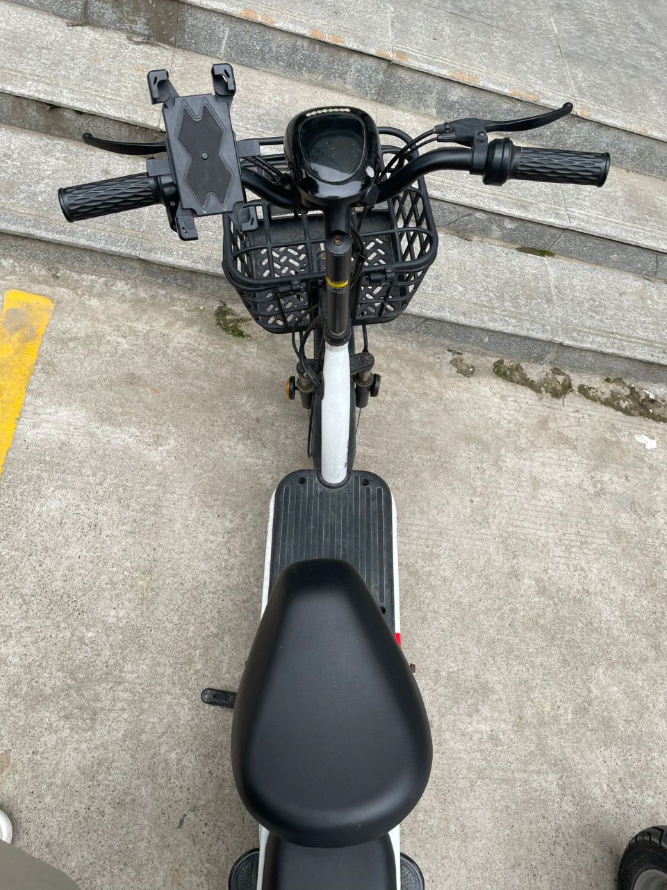 卖电动车啦 哈啰电动车 棒途h16   骑了一年多 比较新 自己骑车比较