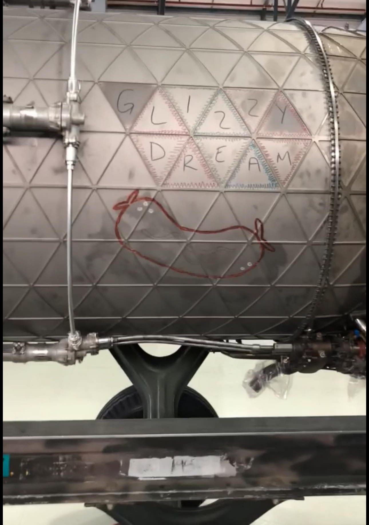 美军傻事#头回见到在喷气式发动机上涂鸦的