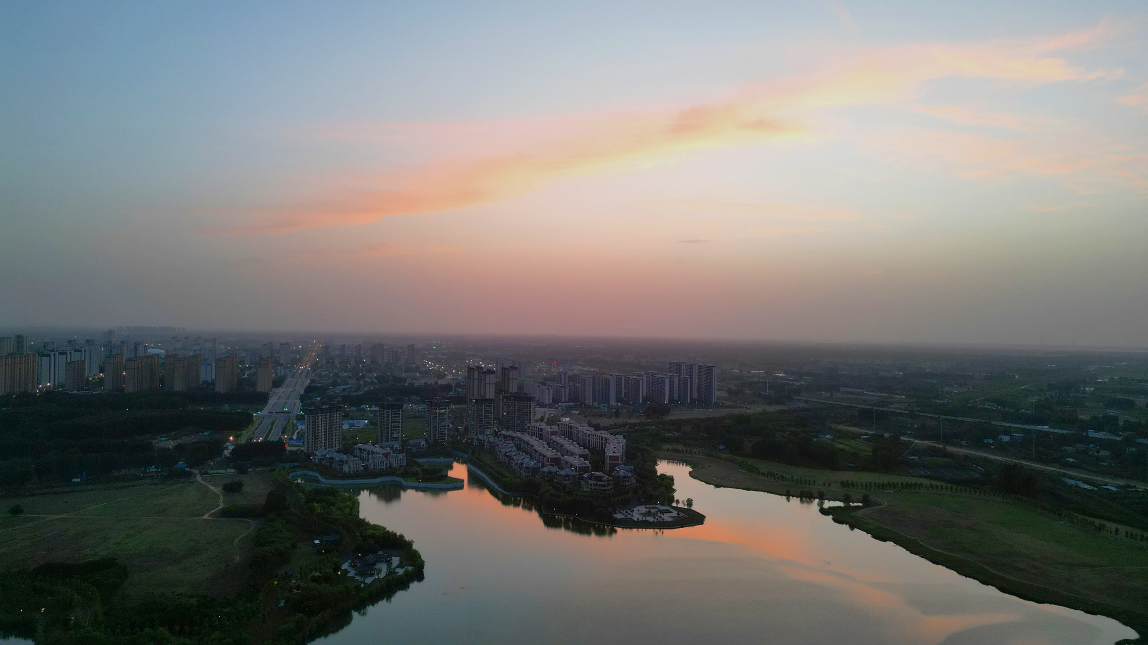 豫见开封城事# 6月24日傍晚时分,从空中俯瞰黑岗口调蓄水库,一片镁鞍