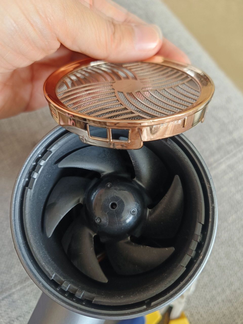 海尔吹风机后盖吸进头发,看我成功拆卸 可以看到后盖是卡扣的,不能拧
