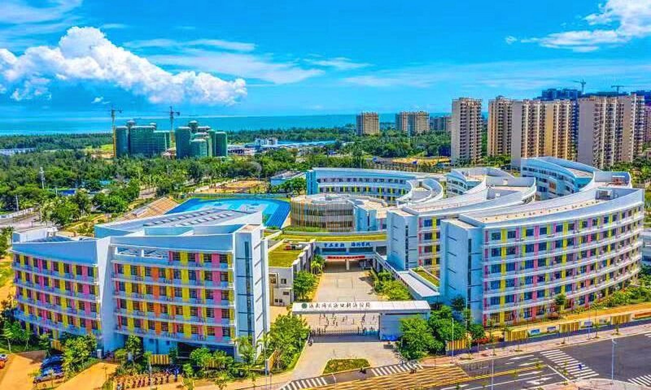 海口新海学校怎么样  这个学校环境怎么样,住宿教室有没有空调热水,会