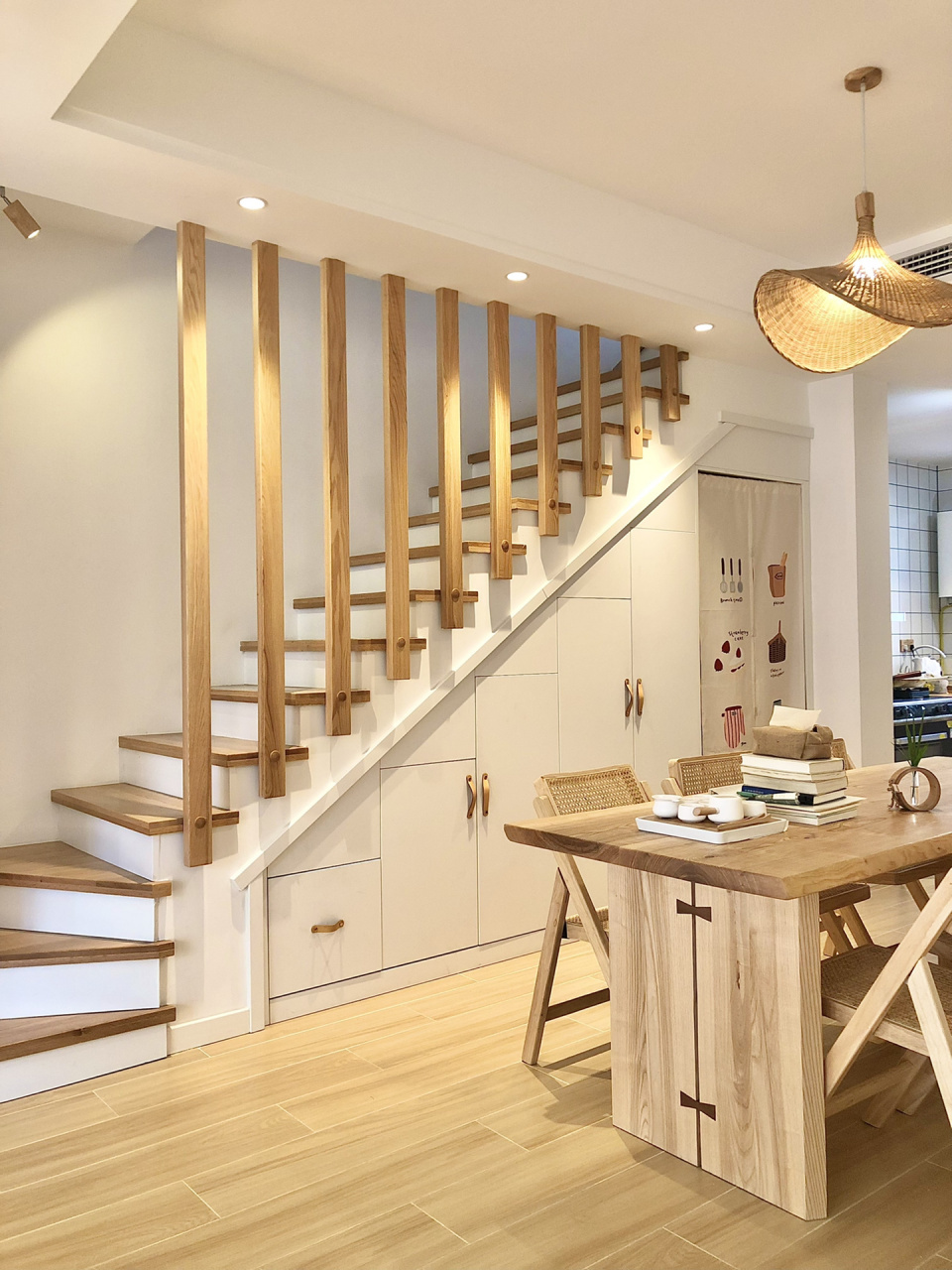 原木风楼梯使用半年感受|附尺寸 98哈喽,宝子们,入住新家半年啦