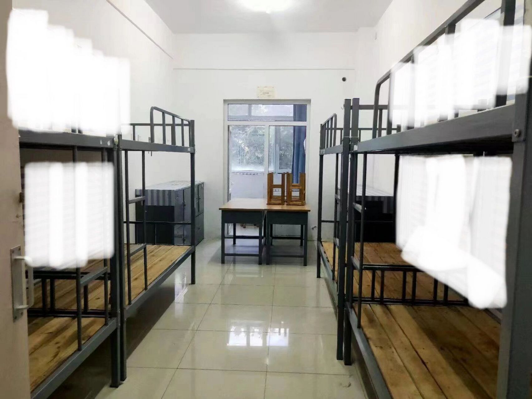 图一:泓苑三号(五号楼)靠近操场那一面,2021年在搬离这栋宿舍楼之前拍