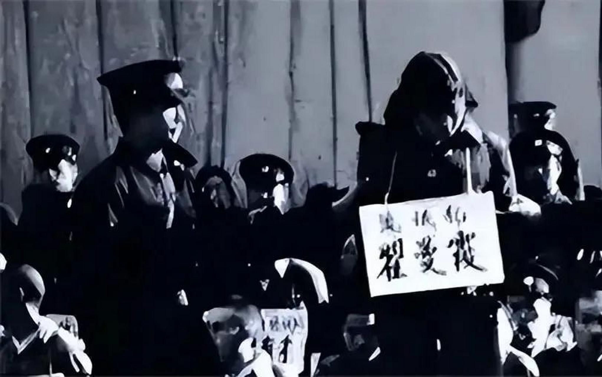 1983年,年仅25岁的"女流氓"翟曼霞跪在刑场等待被枪决,行刑前她突然