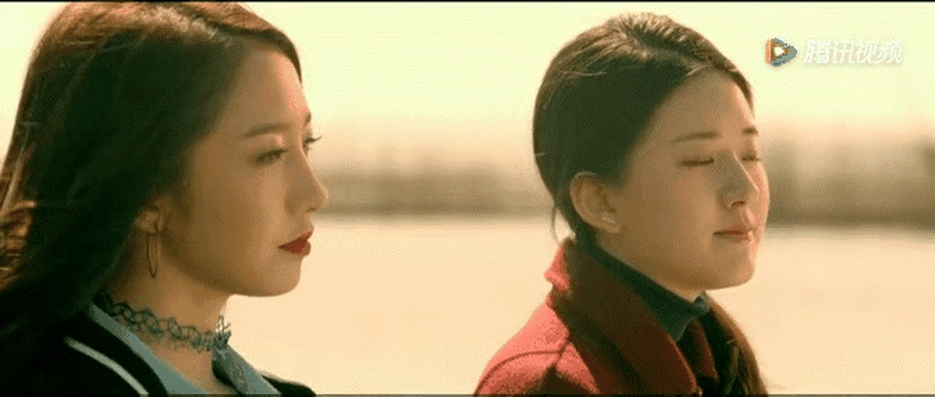 赵露思,孟美岐《蓝色生死恋》同框动图!