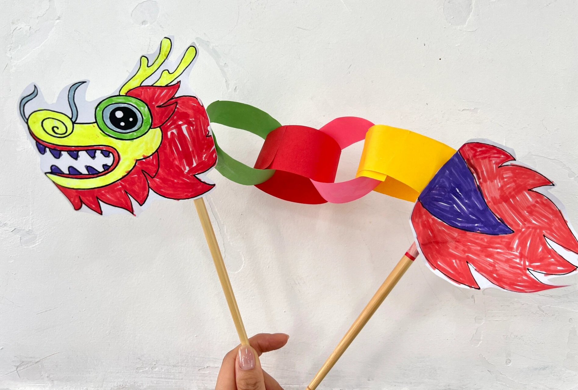 端午节 龙舟手工 材料准备:龙舟龙头,龙尾简笔画,一双一次性筷子,水彩