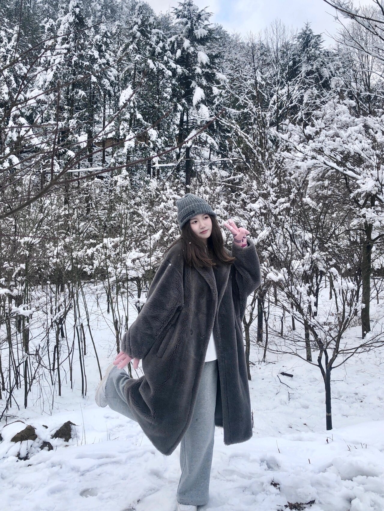 休闲穿搭# #每日穿搭# #氛围感# #ins风# #雪天拍照# #拍照姿势