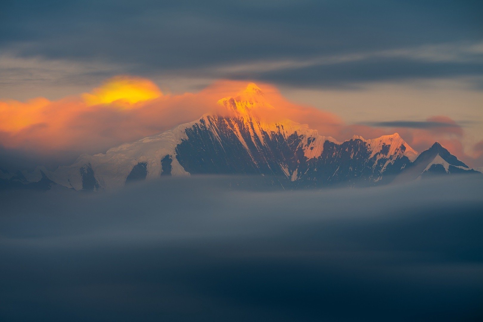 卡瓦格博,缅茨姆,梅里雪山最美的二座山峰,宛如天边的神,拉开清晨的