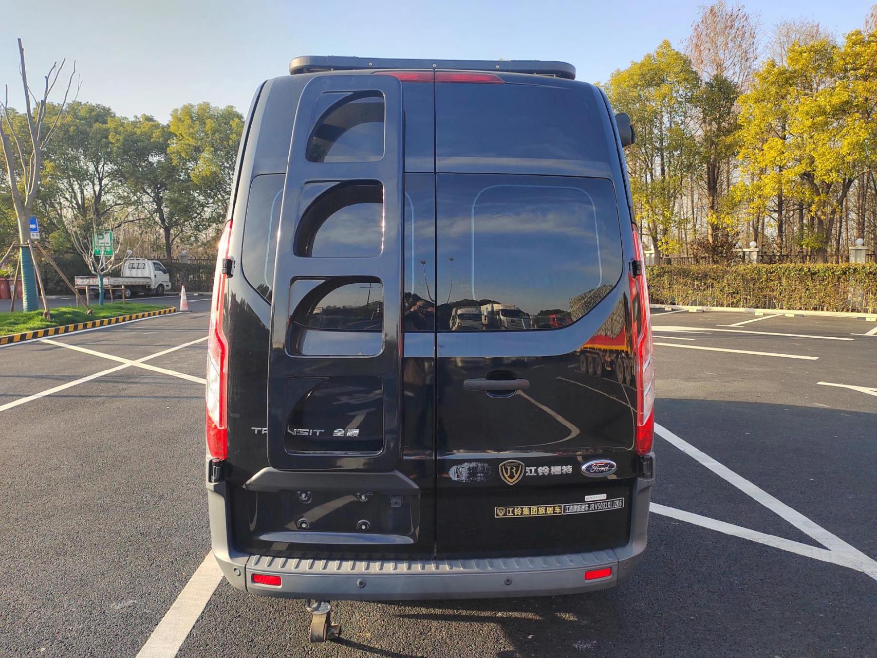 江铃原厂福特新全顺v362后置厨卫b型商旅两用房车,原车主购入只办公