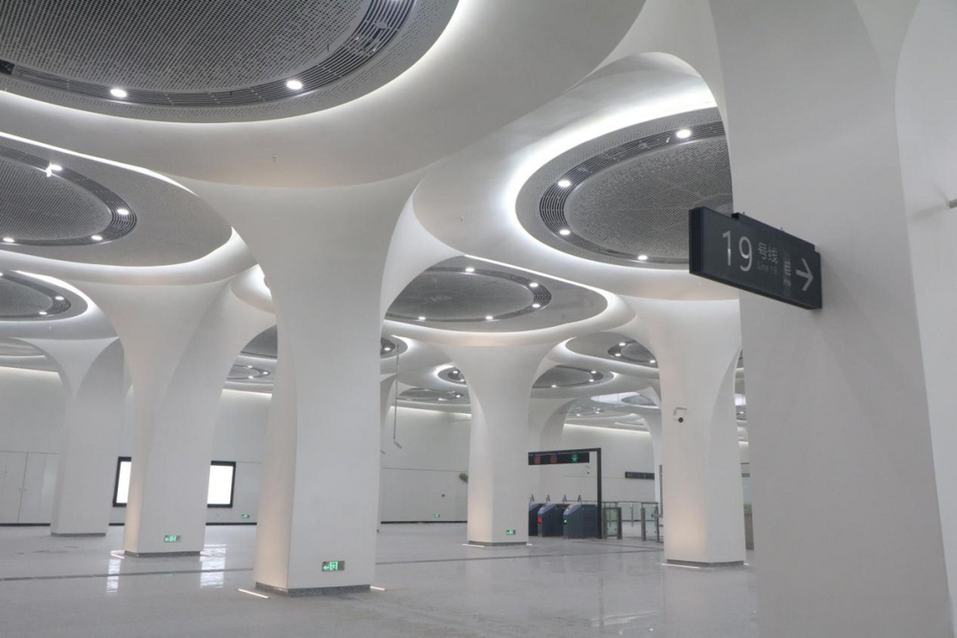 6月30日,成都轨道交通19号线二期双流机场2航站楼站,天府商务区站