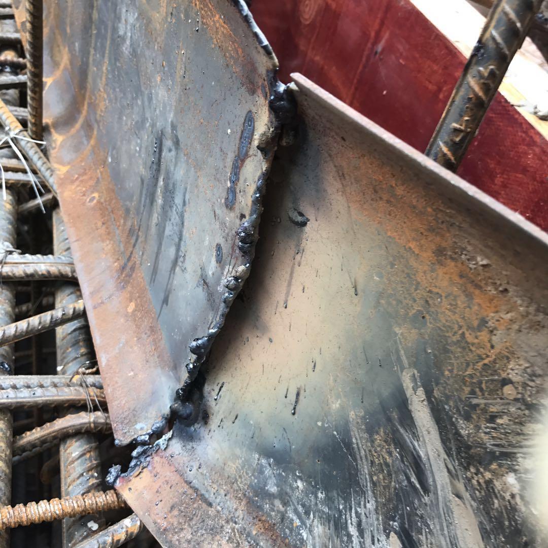 1,7楼西单元夹层板止水钢板搭接长度不足,焊接质量差; 2,7楼西单元