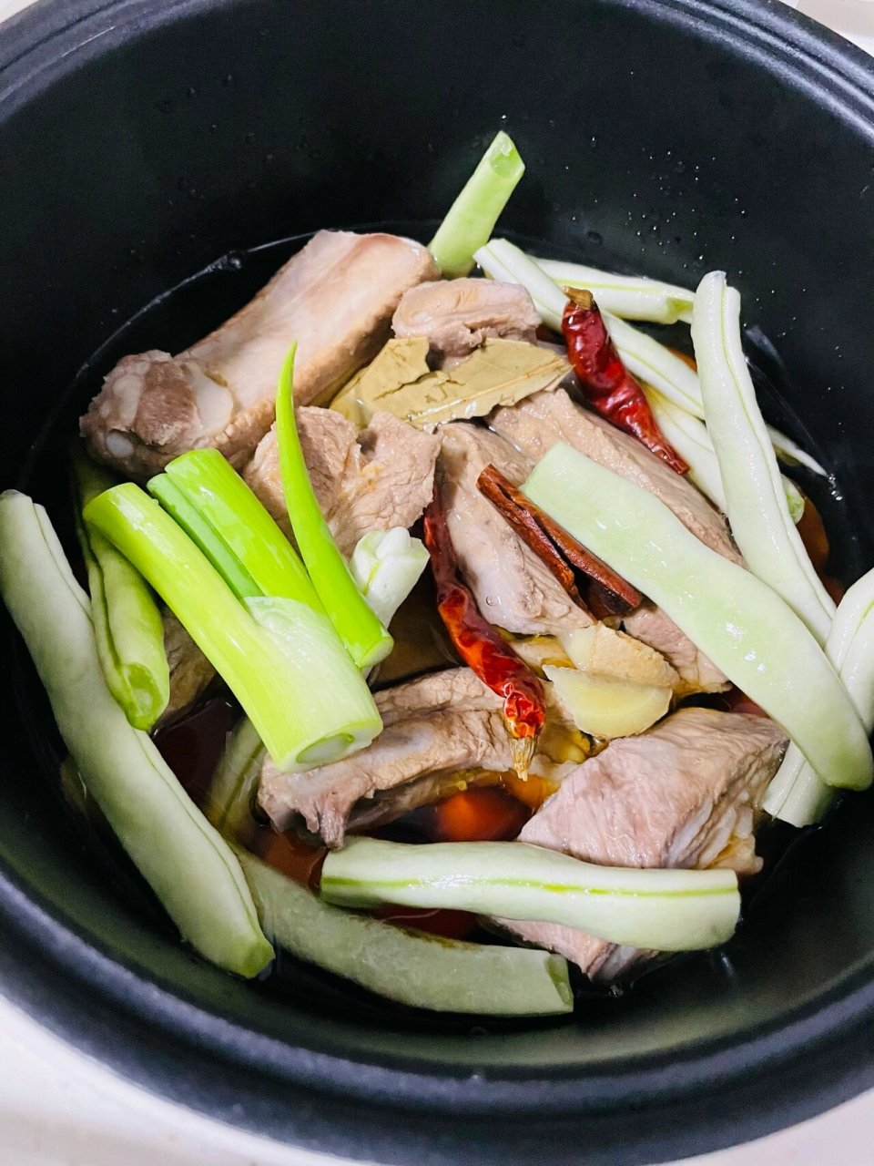 電飯煲燉排骨～嘎嘎香 假期宅家做個肉肉吃,伴著綿綿秋雨～ 原料如下