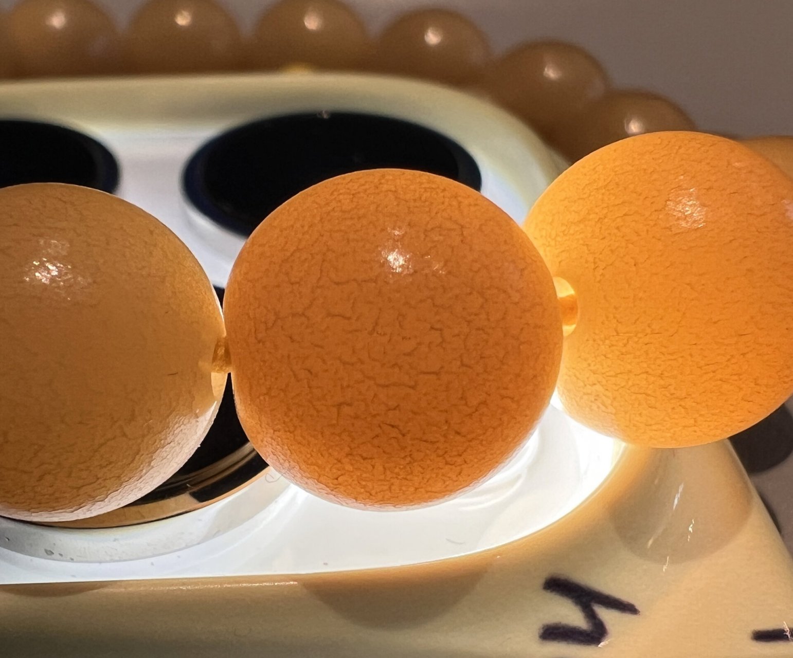 这串白玉菩提根是开片了吧!是的吧! 第一次看到开了片的,真美啊