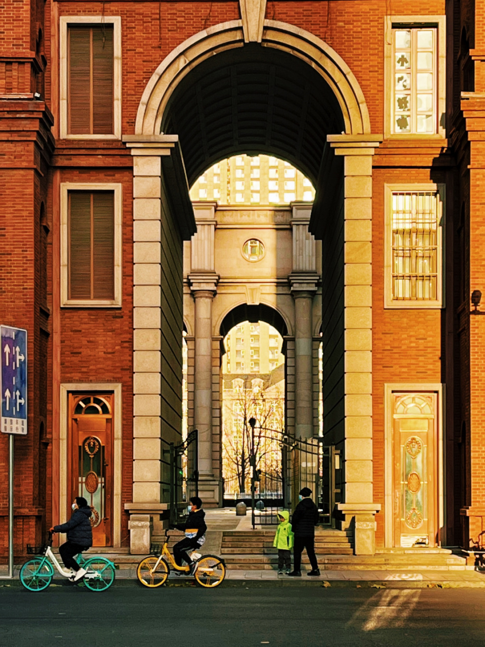 天津的解放北路  大片即视感 天津解放北路由天津站西行,过海河解放桥