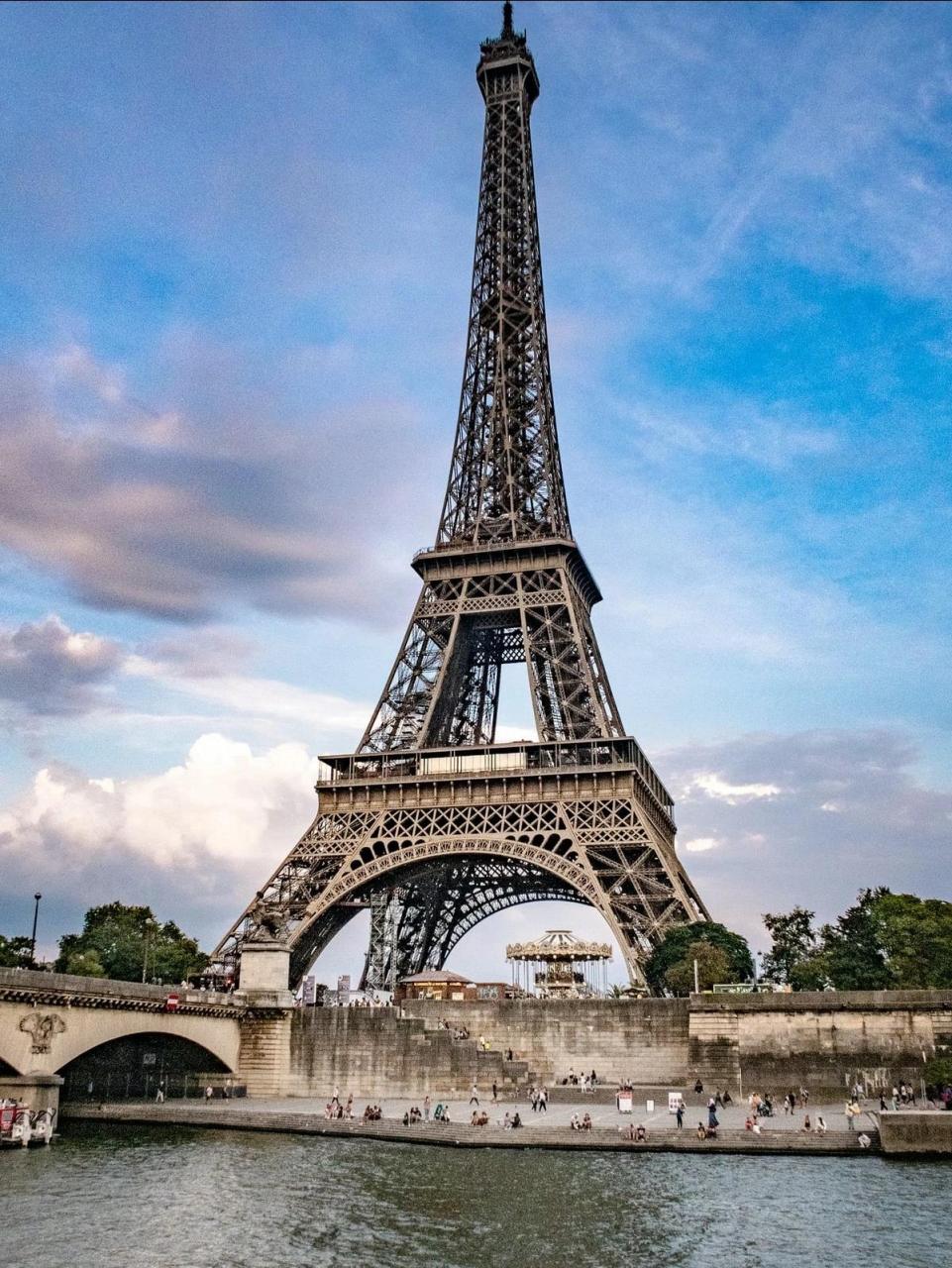 巴黎埃菲尔铁塔 埃菲尔铁塔是 巴黎标志性建筑,埃菲尔铁塔矗立在法国