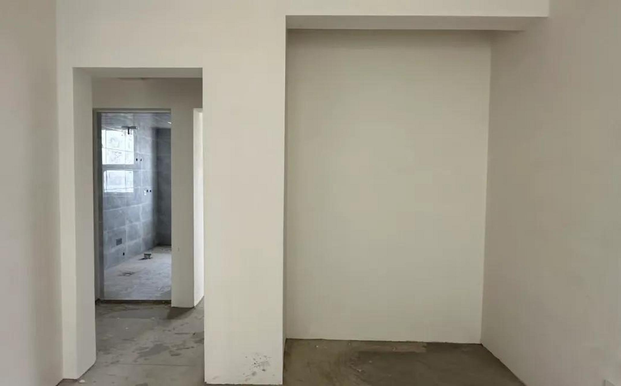 衣柜放在床尾又担心房间长度不够 如果衣柜放在床尾的话,凹进去那一块