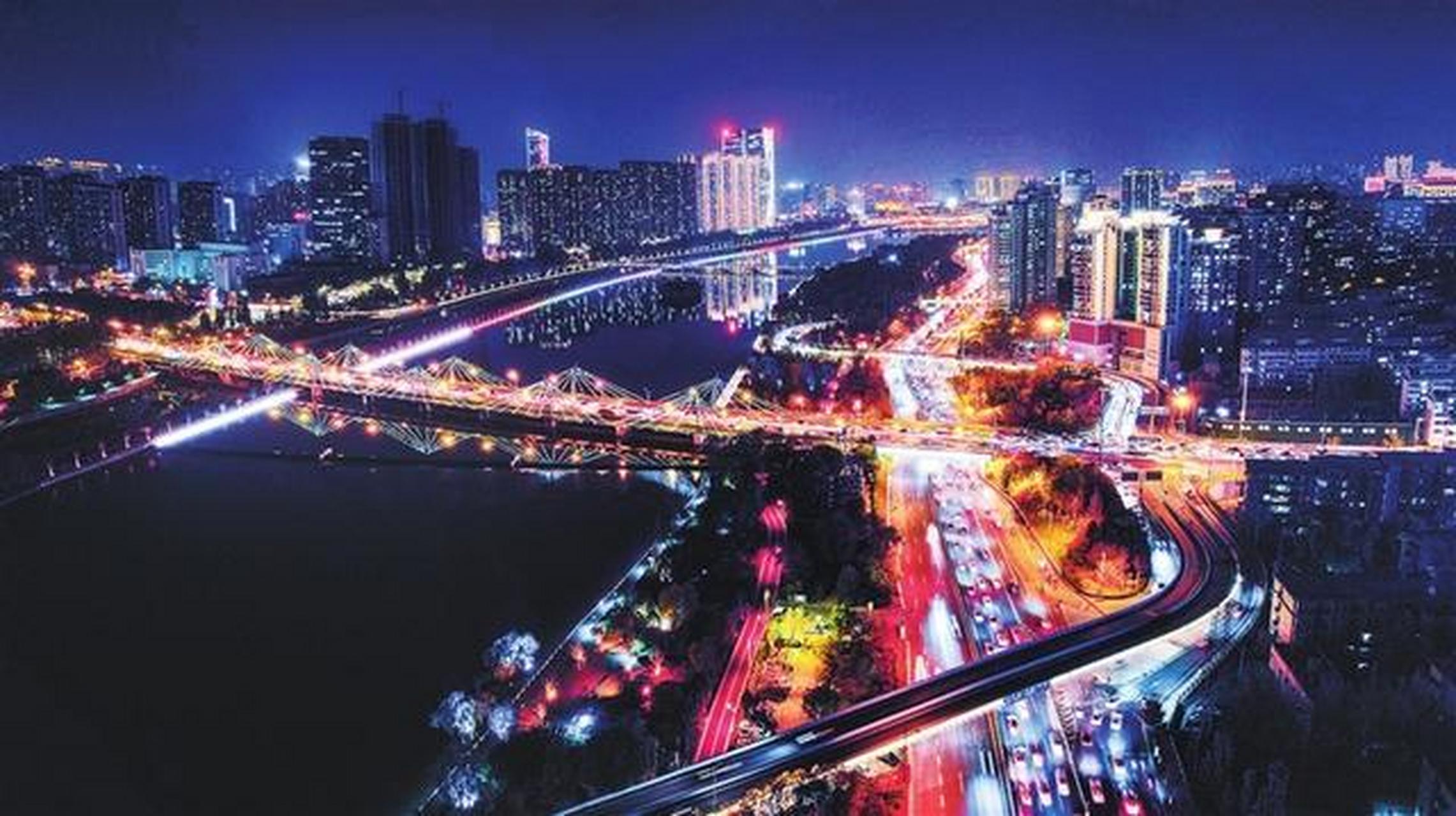 太原头条太原12月17日,汾河两岸华灯璀璨,车水马龙,城市恢复了以往的