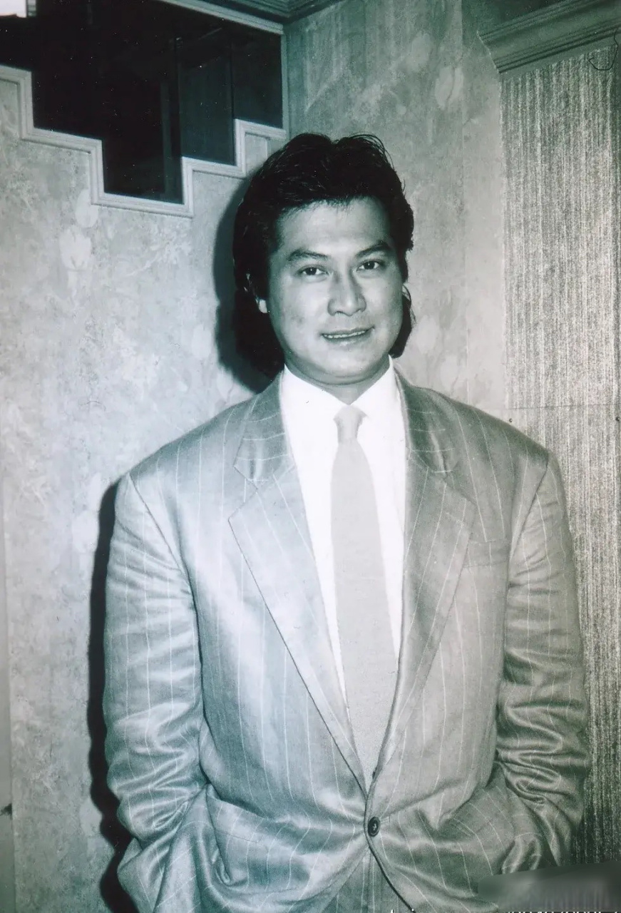 邓光荣真的是长了一副大哥身板大哥脸,他这种脸型和体态就比较适合