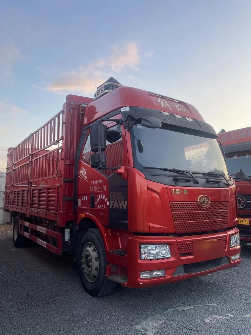 解放j6l六米八高栏,6缸8速240马力,高顶双卧,带大保险,原厂大箱,车况