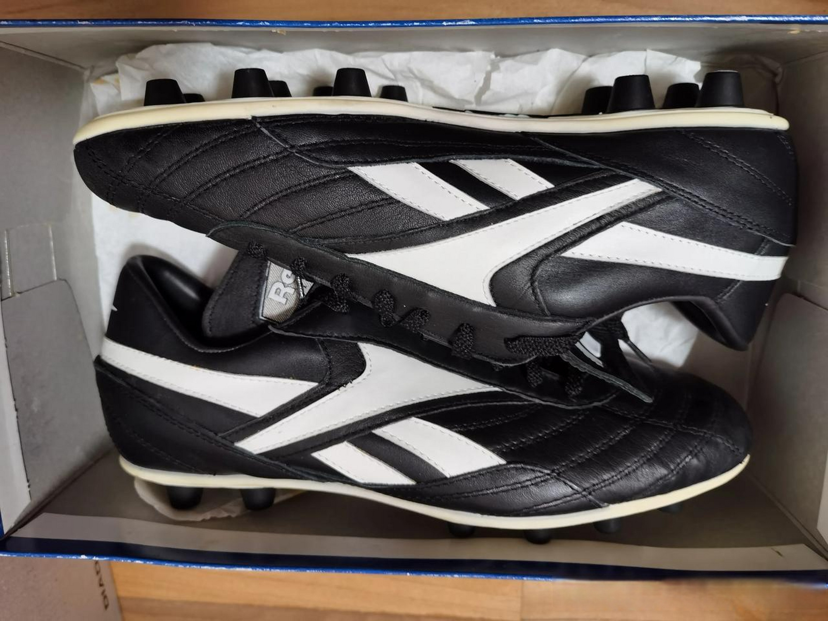相信在大部分球迷记忆中,最经典的reebok足球鞋,应该是下面这双,1998